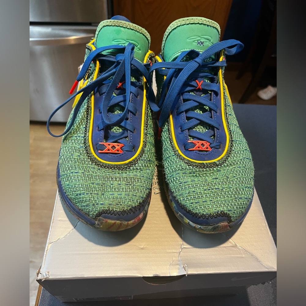 Nike Lebrons - Picture 2 of 4
